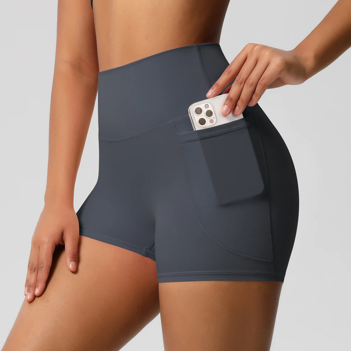 High-Waisted Skinny Shorts – All-Season Comfort | Short skinny taille haute – Confort toutes saisons