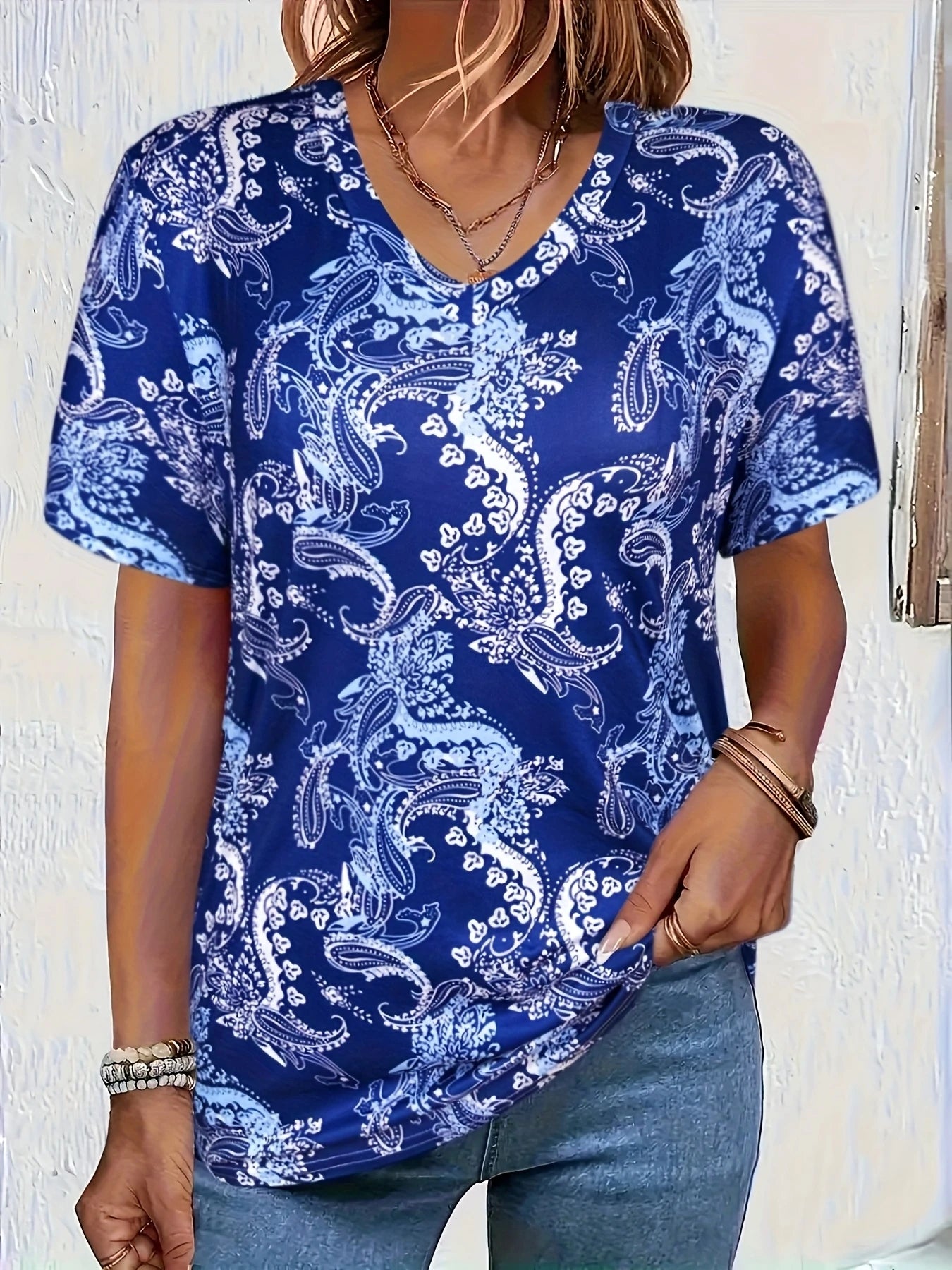 Floral V-Neck Tee / T-shirt à col en V motif floral