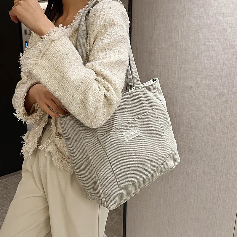 Corduroy Shoulder Bag – Urban Simplicity | Sac d’Épaule en Velours Côtelé – Simplicité Urbaine