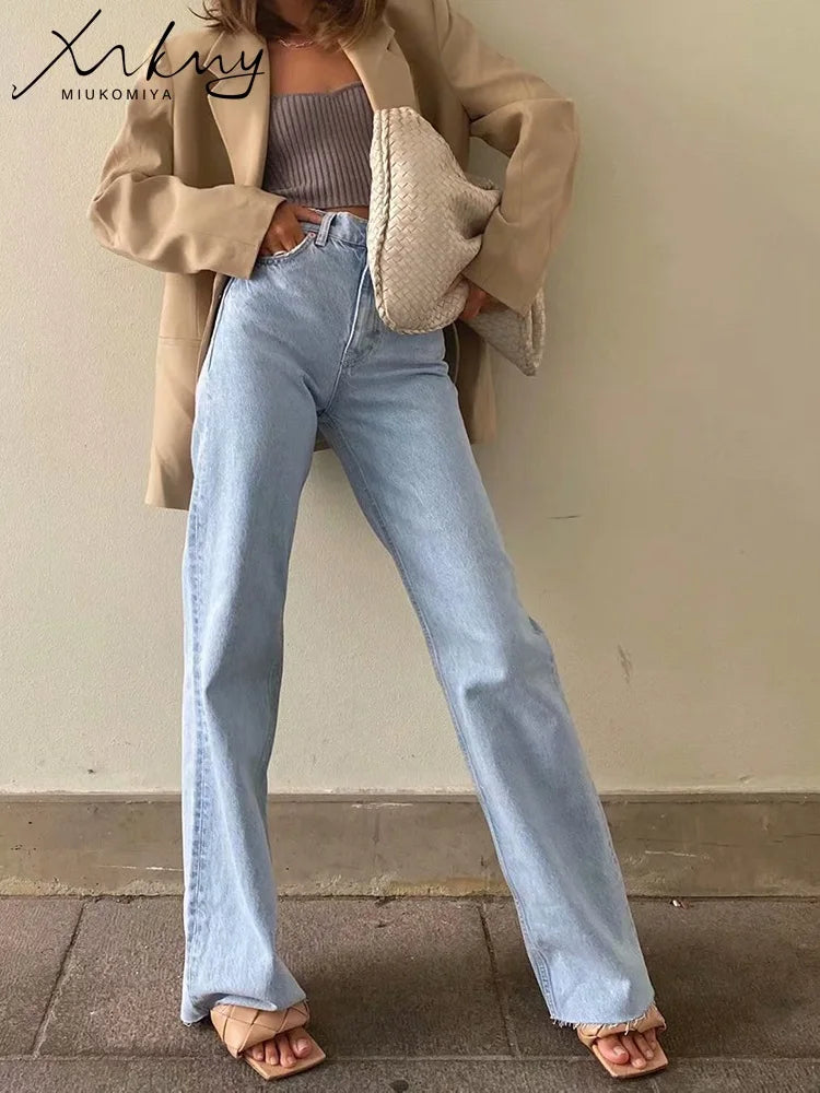 High-Waisted Straight Jeans – Perfect for Fall | Jean droit taille haute – Parfait pour l’automne