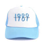 Load image into Gallery viewer, 🎤 Swiftie 1989 Baseball Cap – Unisex Summer Hat for Taylor Fans | Casquette Swiftie 1989 – Chapeau Unisexe pour Fans de Taylor
