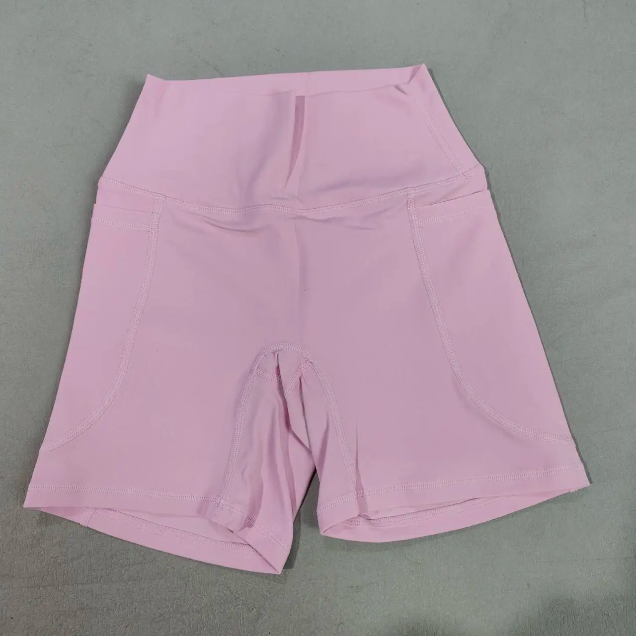 High-Waisted Skinny Shorts – All-Season Comfort | Short skinny taille haute – Confort toutes saisons