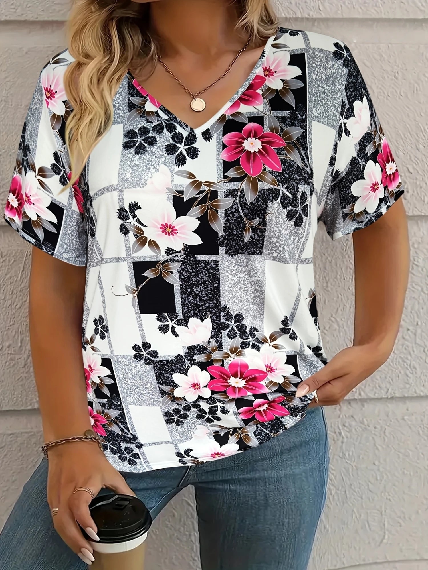 Floral V-Neck Tee / T-shirt à col en V motif floral