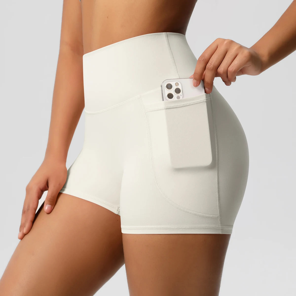 High-Waisted Skinny Shorts – All-Season Comfort | Short skinny taille haute – Confort toutes saisons