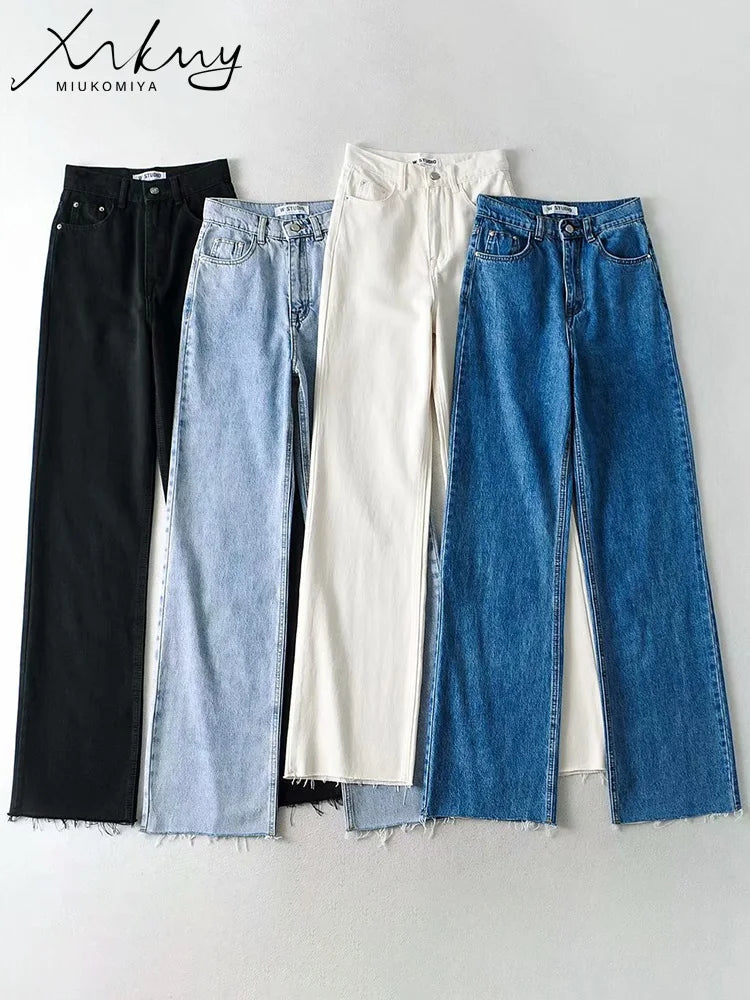 High-Waisted Straight Jeans – Perfect for Fall | Jean droit taille haute – Parfait pour l’automne