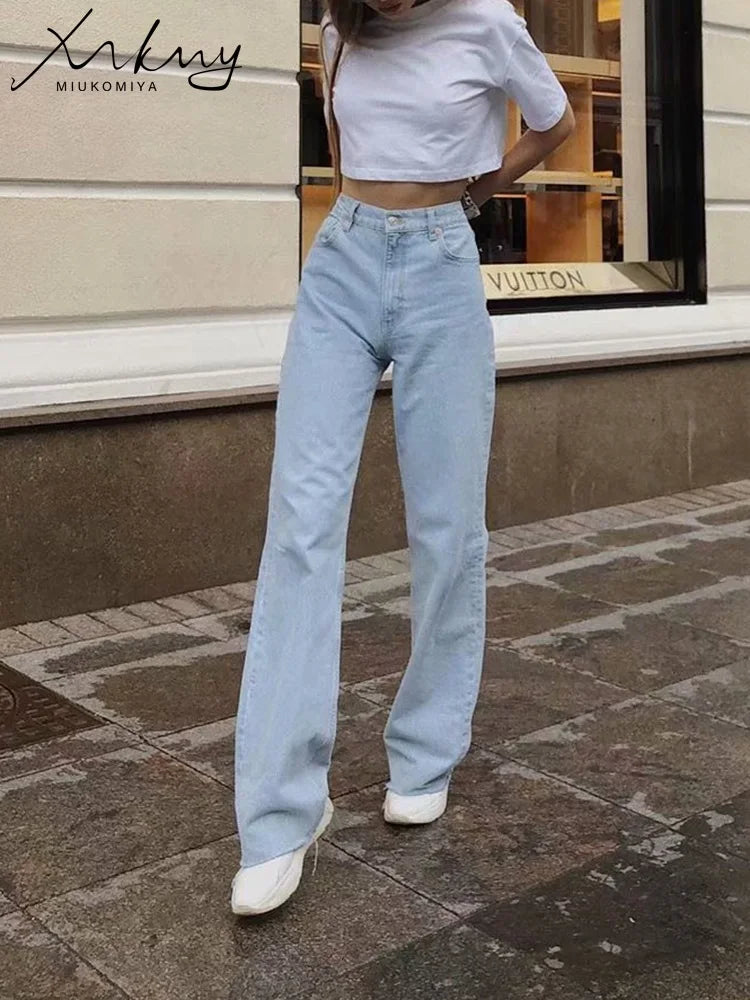 High-Waisted Straight Jeans – Perfect for Fall | Jean droit taille haute – Parfait pour l’automne