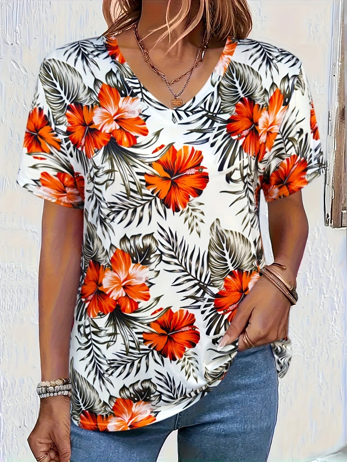 Floral V-Neck Tee / T-shirt à col en V motif floral