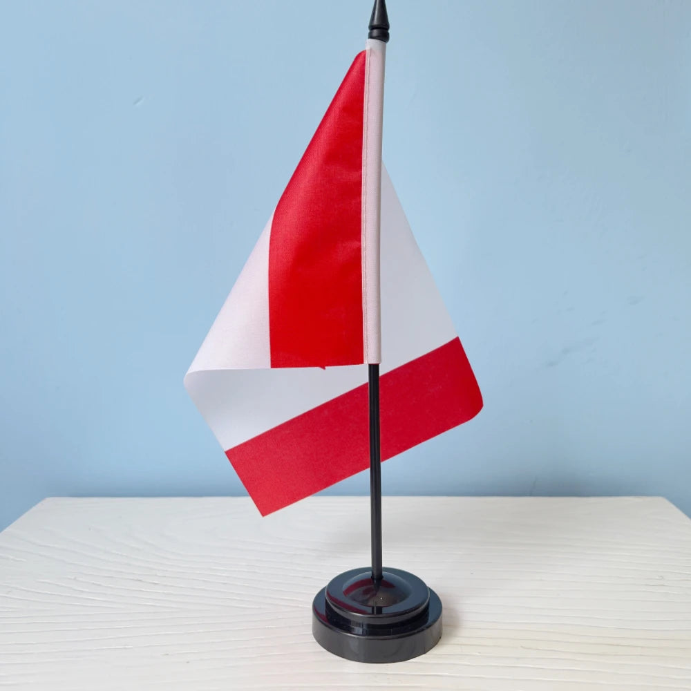 Canadian Desk Flag – Polyester Maple Leaf Office & Decor Banner | OWNLUXE