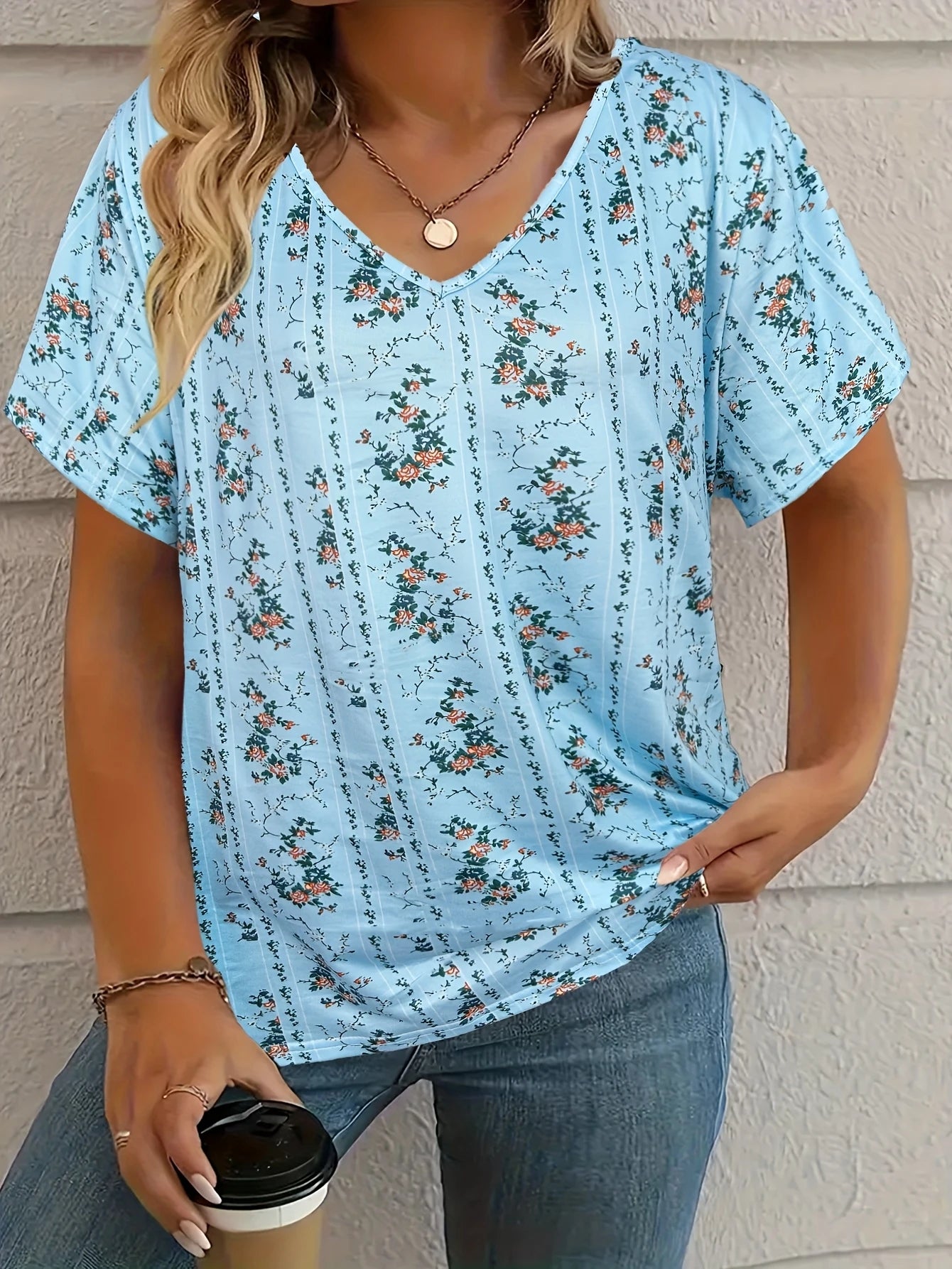 Floral V-Neck Tee / T-shirt à col en V motif floral