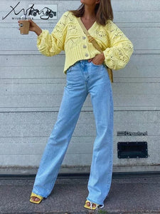 High-Waisted Straight Jeans – Perfect for Fall | Jean droit taille haute – Parfait pour l’automne