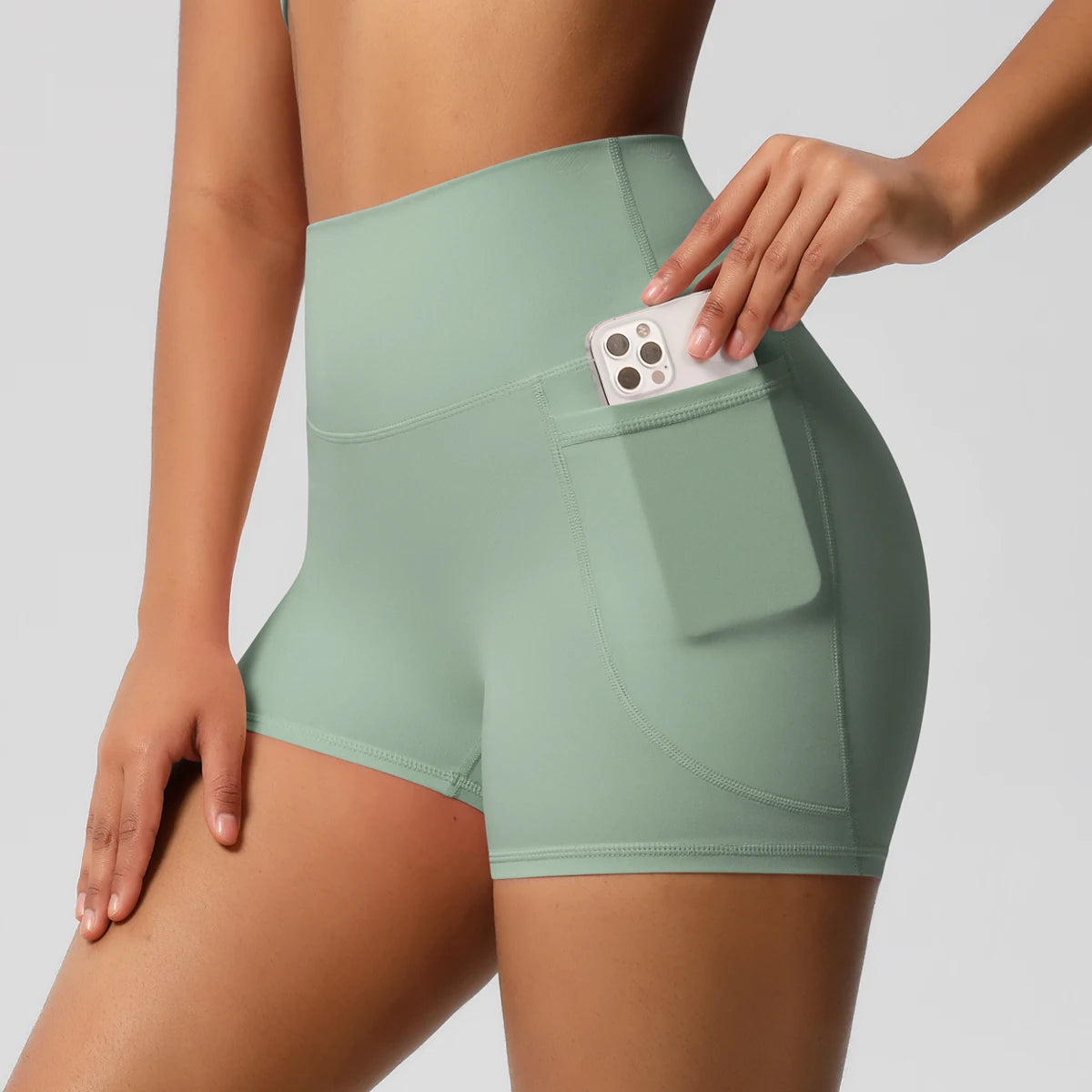 High-Waisted Skinny Shorts – All-Season Comfort | Short skinny taille haute – Confort toutes saisons