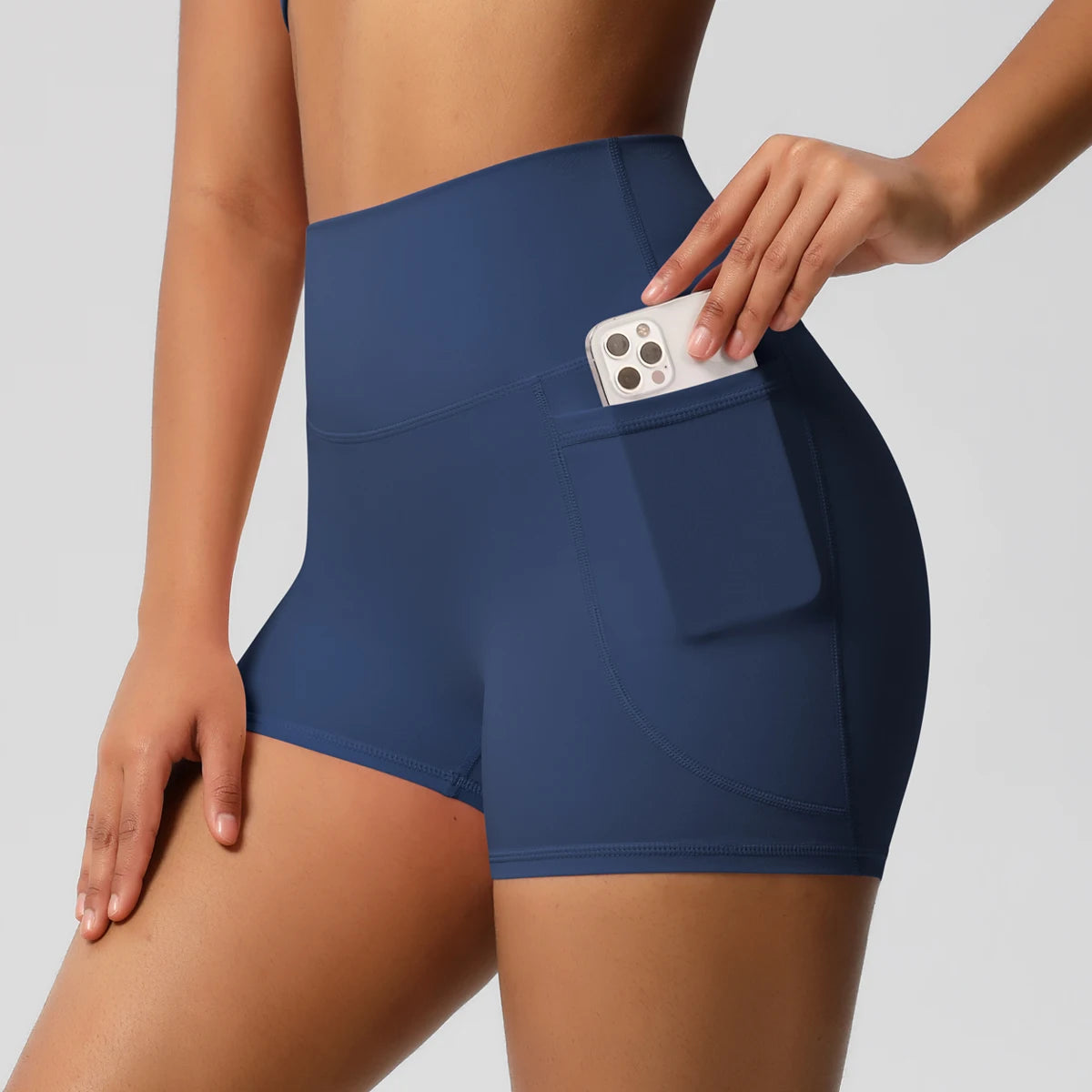 High-Waisted Skinny Shorts – All-Season Comfort | Short skinny taille haute – Confort toutes saisons