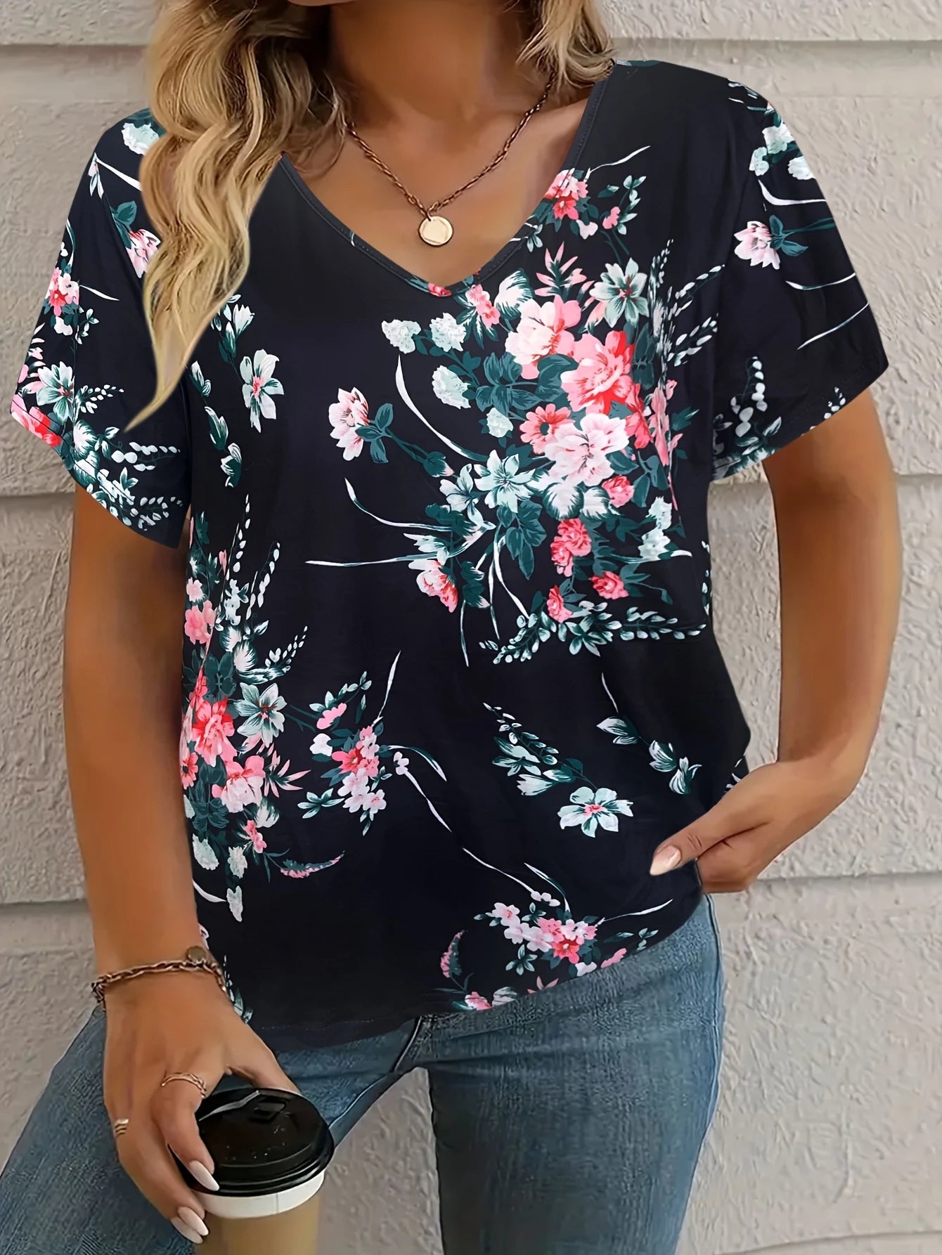 Floral V-Neck Tee / T-shirt à col en V motif floral