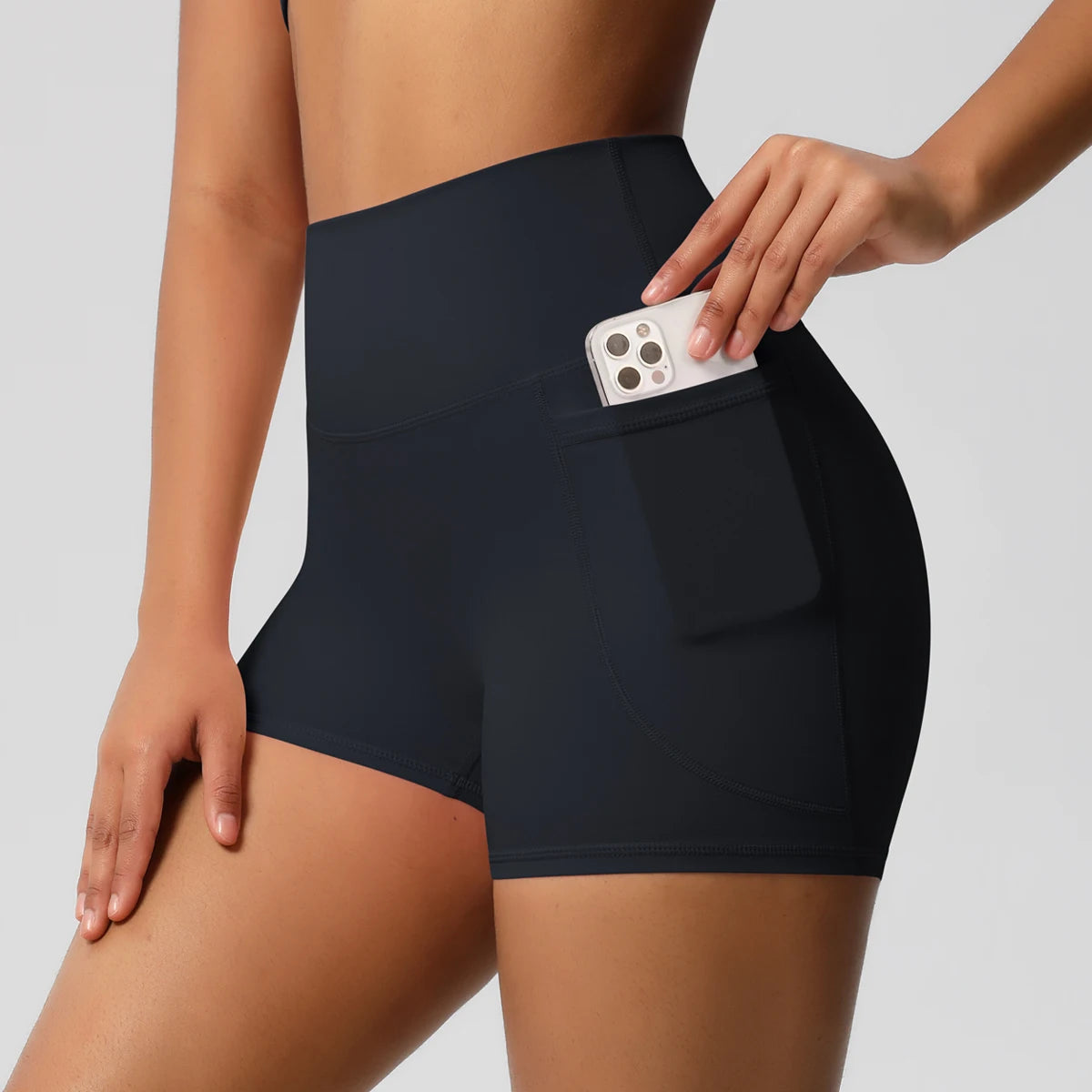 High-Waisted Skinny Shorts – All-Season Comfort | Short skinny taille haute – Confort toutes saisons