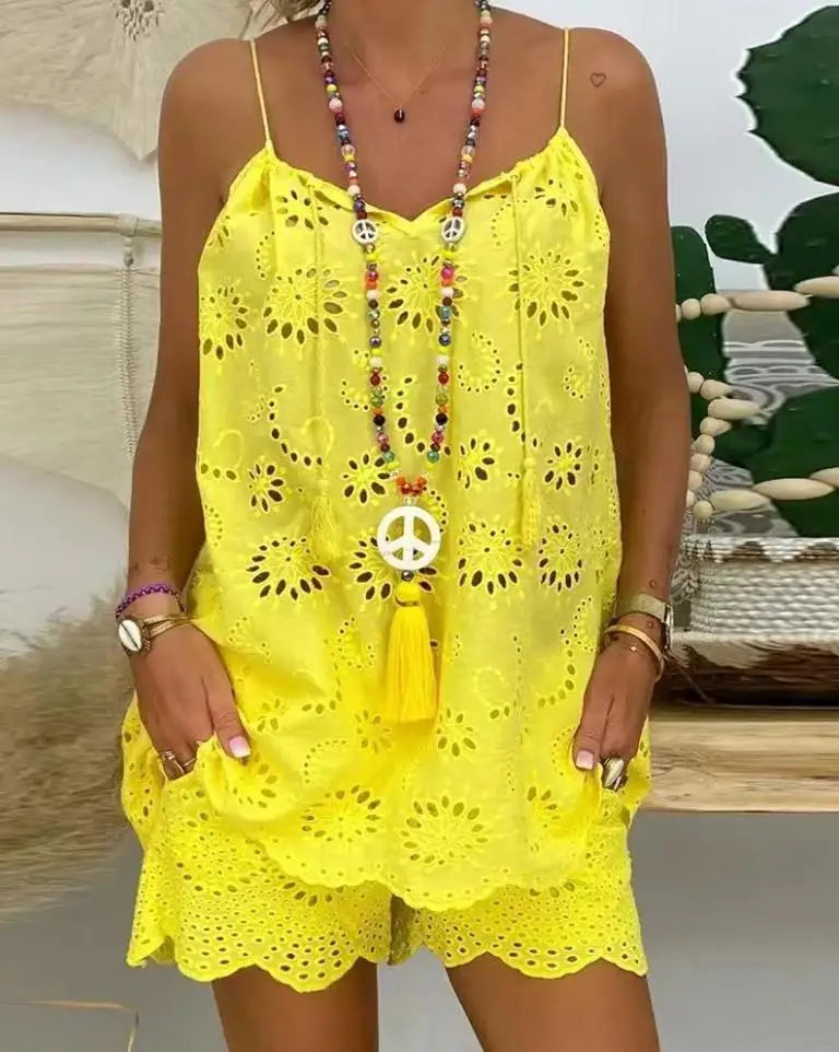 Knee-Length TAT Woven Casual Pants with Hook Flower Detail