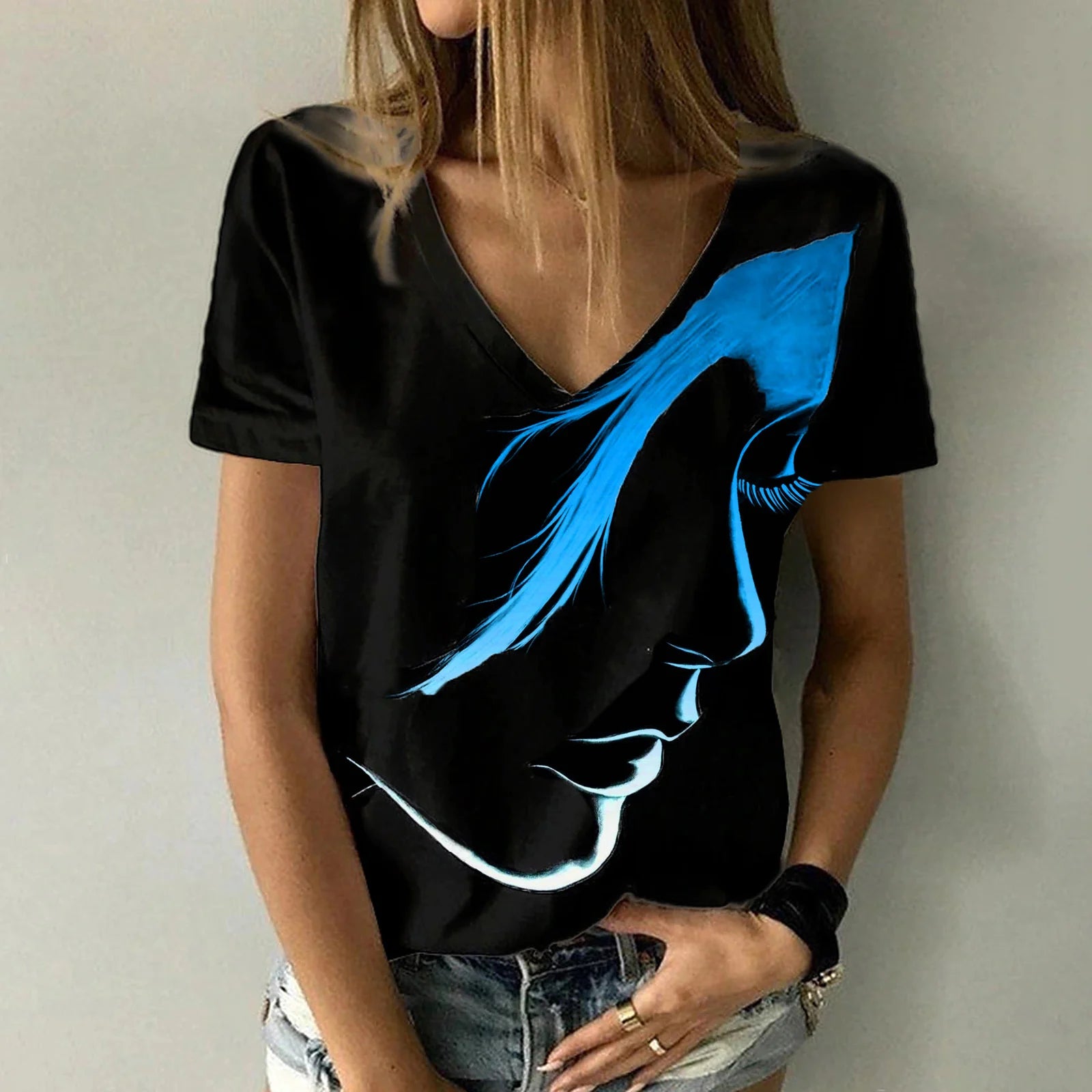 Digital Print V-Neck Tee / T-shirt à col en V imprimé numérique