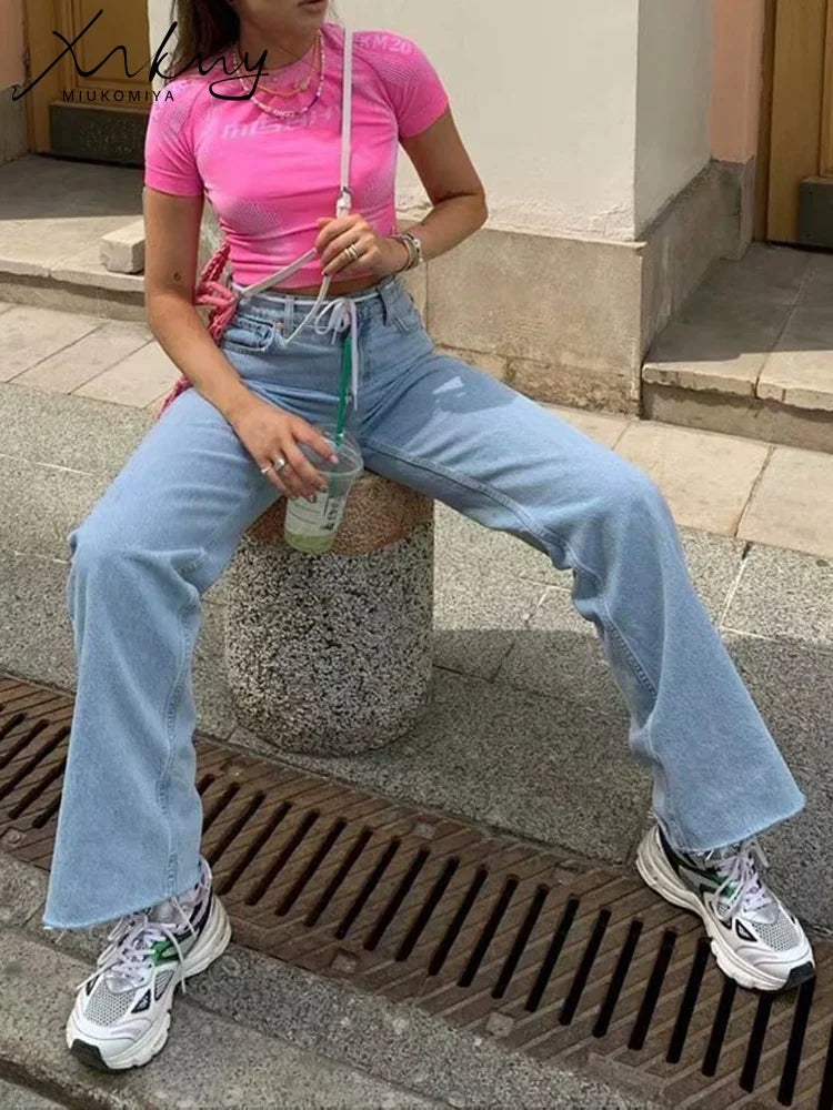 High-Waisted Straight Jeans – Perfect for Fall | Jean droit taille haute – Parfait pour l’automne