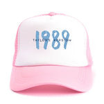 Load image into Gallery viewer, 🎤 Swiftie 1989 Baseball Cap – Unisex Summer Hat for Taylor Fans | Casquette Swiftie 1989 – Chapeau Unisexe pour Fans de Taylor
