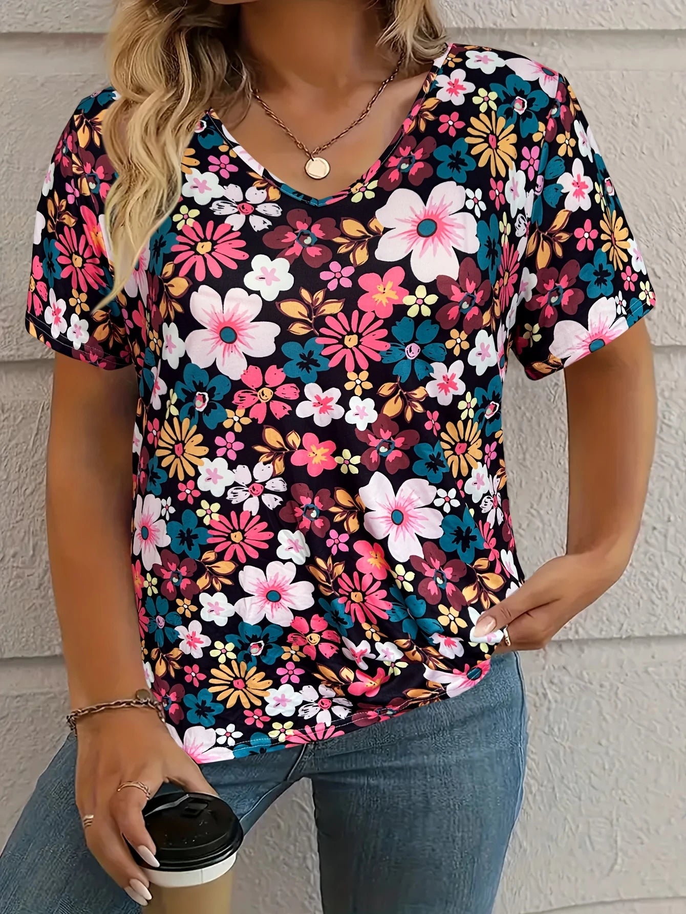 Floral V-Neck Tee / T-shirt à col en V motif floral