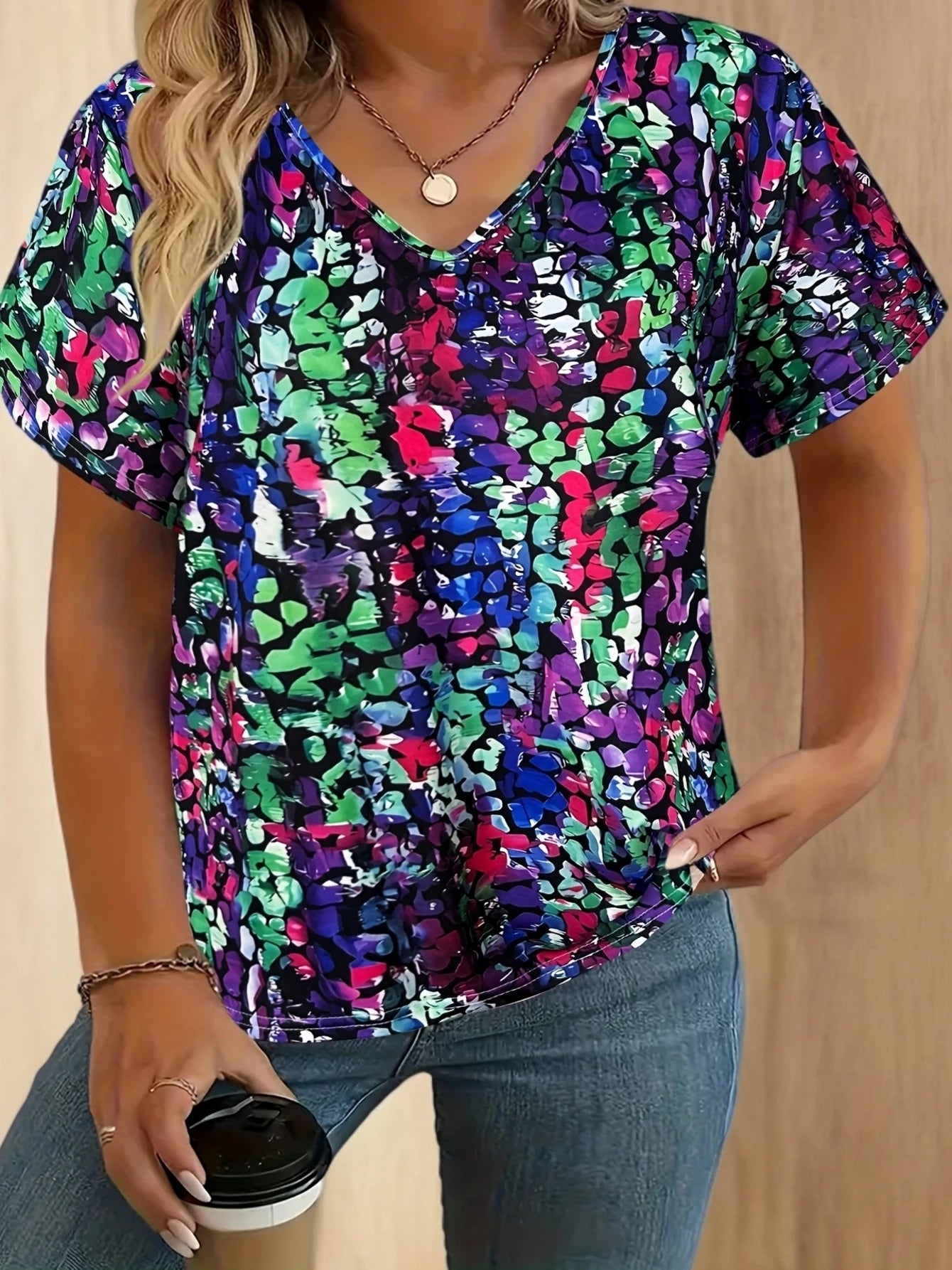 Floral V-Neck Tee / T-shirt à col en V motif floral