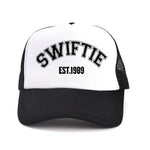 Load image into Gallery viewer, 🎤 Swiftie 1989 Baseball Cap – Unisex Summer Hat for Taylor Fans | Casquette Swiftie 1989 – Chapeau Unisexe pour Fans de Taylor
