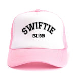 Load image into Gallery viewer, 🎤 Swiftie 1989 Baseball Cap – Unisex Summer Hat for Taylor Fans | Casquette Swiftie 1989 – Chapeau Unisexe pour Fans de Taylor
